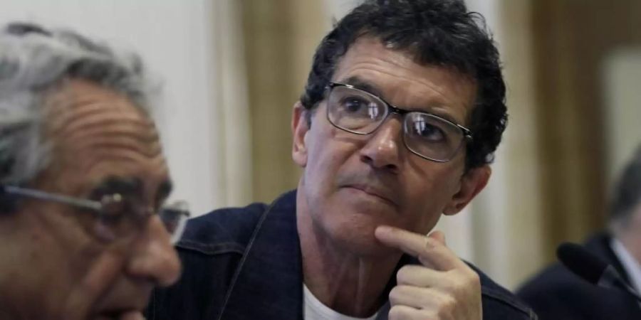 Antonio Banderas (r) bei einer Veranstaltung der Stiftung «Lagrimas y Favores» (Tränen und Bitten) in Malaga. Foto: Álex Zea/Europa Press