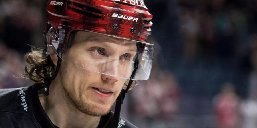 Christian Ehrhoff erwartet einiges vom deutschen Team bei der Eishockey-WM. Foto: Marius Becker