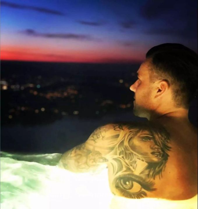 Angelo Alessandri zeigt im Luxus-Resort auf dem Bürgenstock seine Tattoos. Angelo Alessandri