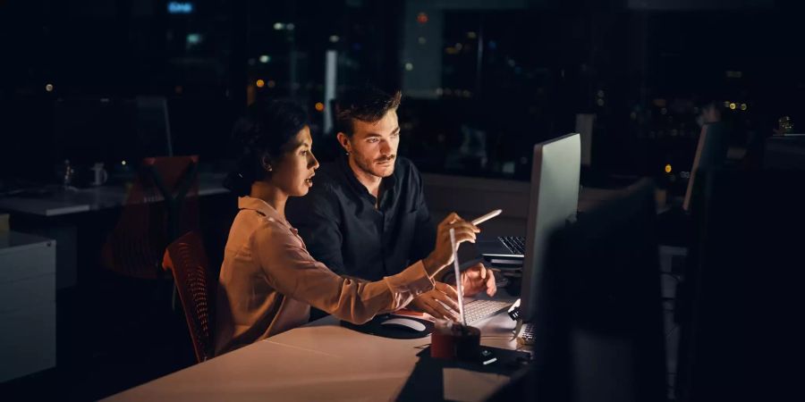 Schuften bis in die Nacht – das finden wir okay, solange die Angestellten leidenschaftlich dabei sind. Bild: iStock