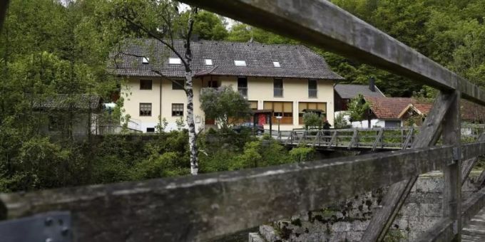 Die drei Leichen sind am Samstag gefunden worden. Foto: Matthias Schrader/AP Die drei Leichen sind am Samstag gefunden worden. Foto: Matthias Schrader/AP