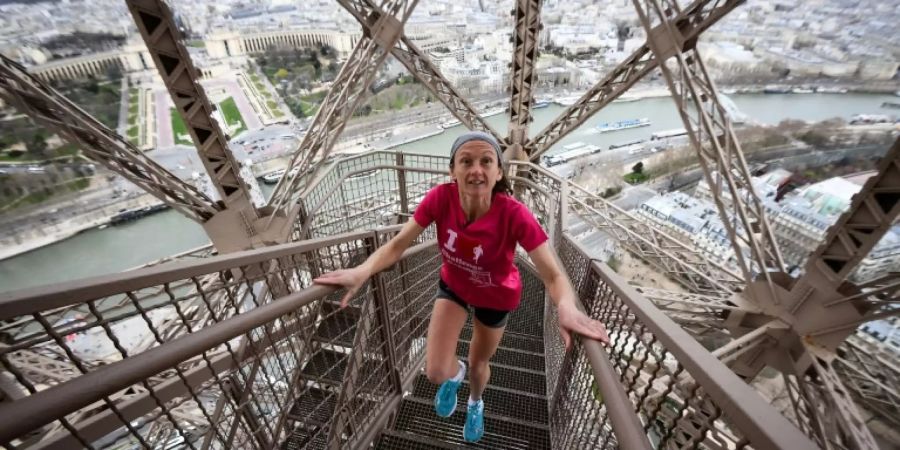 Ungeschützt vor Wind und Regen: Der Eiffelturm-Lauf ist berüchtigt