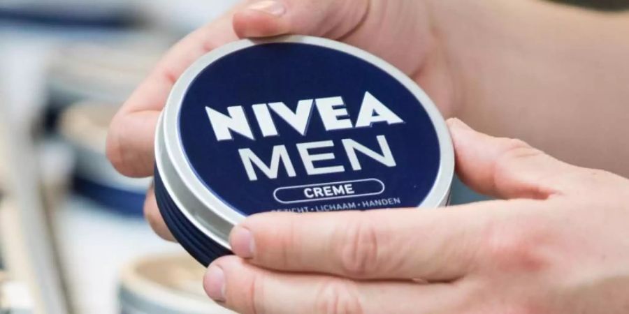 In diesem Jahr strebt Nivea-Hersteller Beiersdorf ein Wachstumsplus von drei bis fünf Prozent an. Foto: Christian Charisius