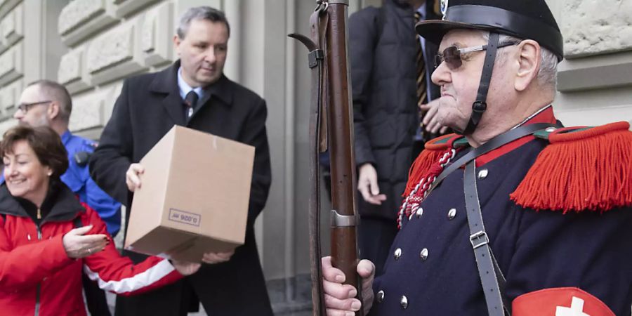 Die Gegnerinnen und Gegner des revidierten Waffengesetzes bei der Einreichung der Unterschriften zum Referendum. Im Abstimmungskampf zielen sie auf Justizministerin Karin Keller-Sutter. (Archiv)