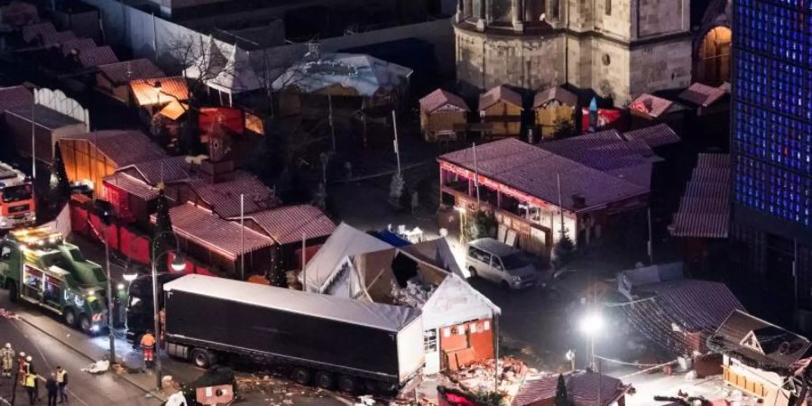 Eine Schneise der Verwüstung ist am 20. Dezember 2016 auf dem Weihnachtsmarkt am Breitscheidplatz in Berlin zu sehen, nachdem der Attentäter Anis Amri mit einem Lastwagen über den Platz gerast ist. Foto: Bernd von Jutrczenka