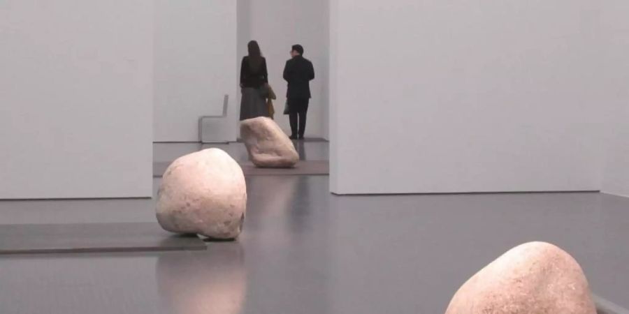 Die Beziehung der Objekte zum Raum: «Relatum/Dialogue» von Lee Ufan. Foto: Sabine Glaubitz