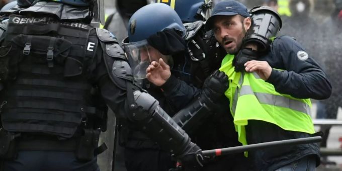 Bereitschaftspolizisten halten in Quimper einen «Gelbwesten»-Aktivisten fest Bereitschaftspolizisten halten in Quimper einen «Gelbwesten»-Aktivisten fest