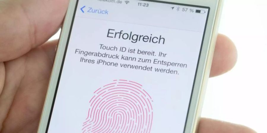 Viele Handynutzer entsperren ihr Gerät mit ihrem Fingerabdruck. Doch einfache Fingerabdrucksensoren konnten überlistet werden. Mehr Sicherheit verspricht die dreidimensionale Gesichtserkennung. Foto: Kay Nietfeld