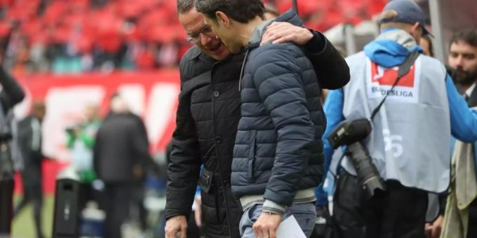 Bayern-Trainer Niko Kovac (r) bekommt Unterstützung von RB-Sportdirektor Ralf Rangnick. Foto: Jan Woitas Bayern-Trainer Niko Kovac (r) bekommt Unterstützung von RB-Sportdirektor Ralf Rangnick. Foto: Jan Woitas