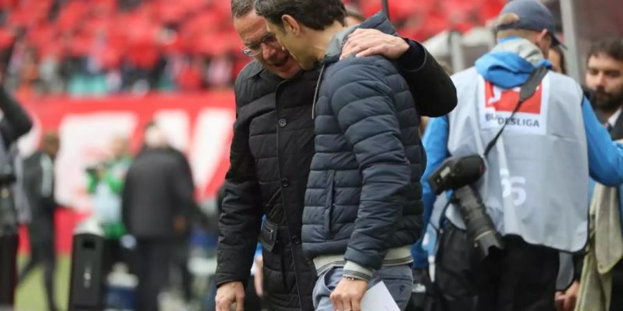 Bayern-Trainer Niko Kovac (r) bekommt Unterstützung von RB-Sportdirektor Ralf Rangnick. Foto: Jan Woitas