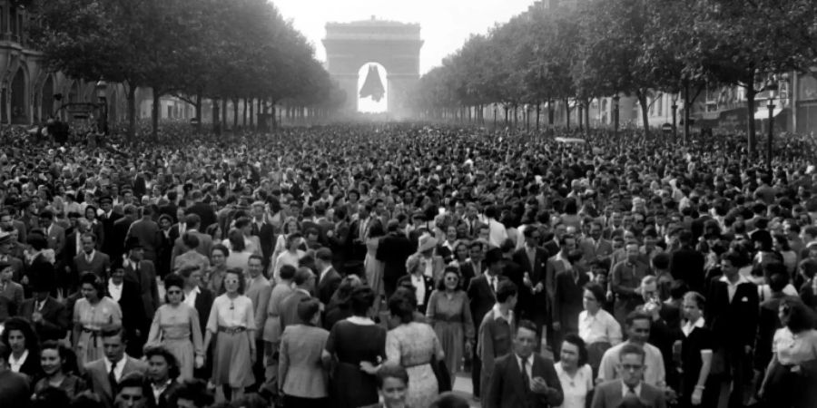 Am 8. Mai 1945 auf den Champs-Elysées