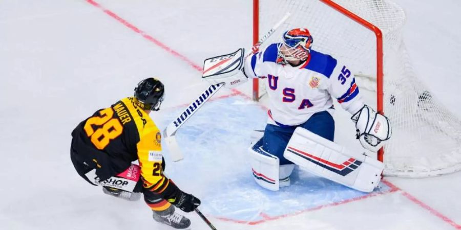 Frank Mauer (l) scheitert an US-Goalie Cory Schneider. Foto: Uwe Anspach