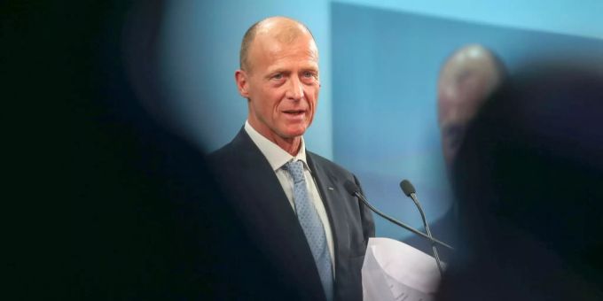 Tom Enders wird seinen Posten bei Airbus schon bald abgeben. Er kritisiert Deutschland für seine Verteidigungs- und Rüstungsexportpolitik. Chef von Airbus
