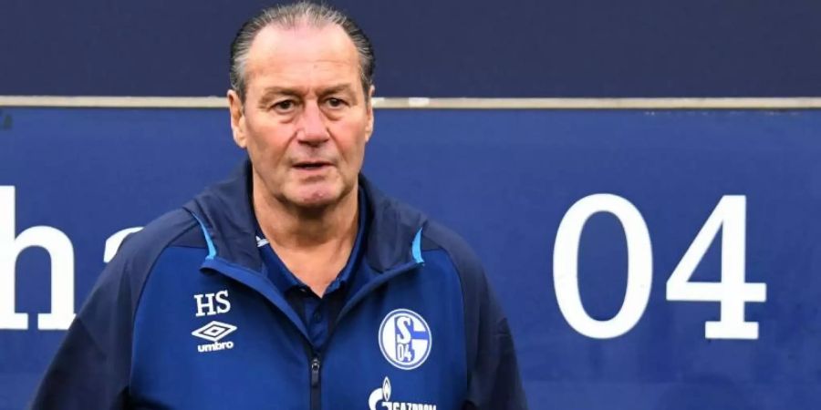 Hat noch keine Unterschrift und einen Vertrag gesetzt: Schalkes Interims-Trainer Huub Stevens. Foto: Ina Fassbender/dpa