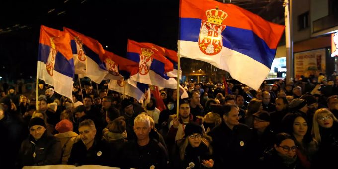 Demonstranten marschieren mit serbischen Flaggen während eines Protests gegen die Regierung des Präsidenten Vucic. Proteste gegen Präsident Vucic