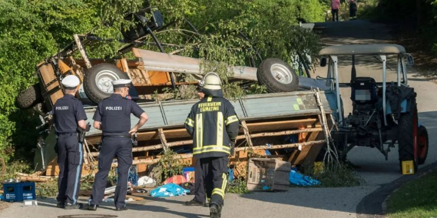 Umgestürzte Traktoranhänger in Egmating