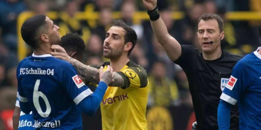 Schiedsrichter Felix Zwayer (r) stand beim Revierderby in Dortmund einige Male im Mittelpunkt. Foto: Bernd Thissen
