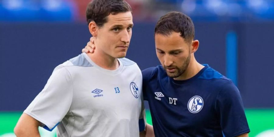 Sebastian Rudy (l) im Gespräch mit Trainer Domenico Tedesco. Foto: Guido Kirchner