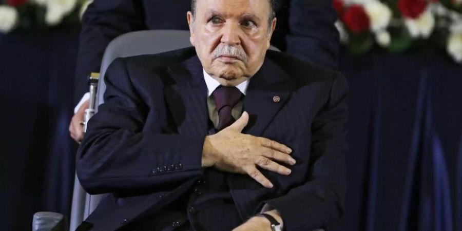 Der algerische Präsident Abdelaziz Bouteflika sitzt seit einem Schlaganfall 2013 im Rollstuhl und hat grosse Probleme zu sprechen. Foto: Mohamed Messara/EPA