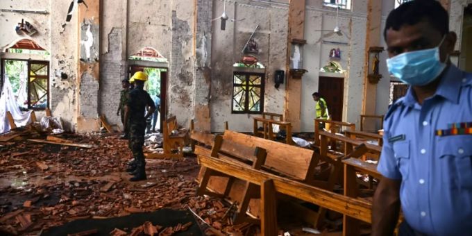 Ermittler in der Kirche in Negombo in Sri Lanka. Attentat Selbstmordanschläge Sri Lanka
