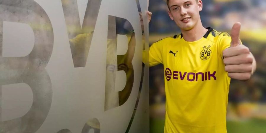 Julian Brandt posiert im BVB-Trikot. Foto: Alexandre Simoes/BVB/Borussia Dortmund GmbH &amp; Co