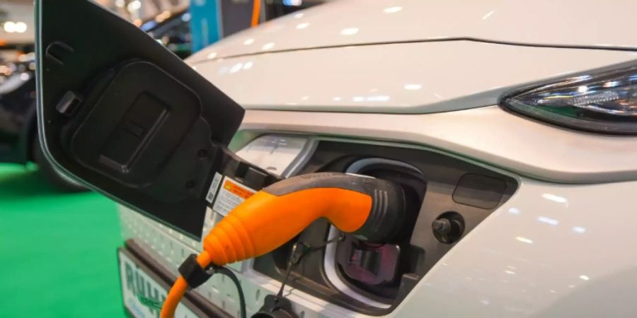 Elektroauto wird auf Messe geladen