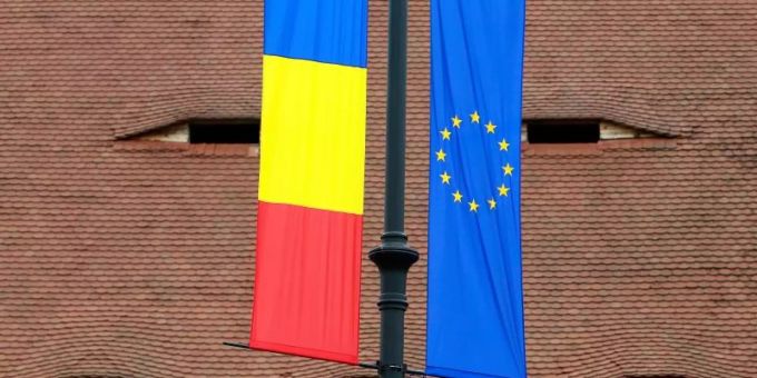 Die Flaggen Rumäniens und der Europäischen Union an einem Fahnenmast im Gipfelort Sibiu. Foto: Cristian Cristel/XinHua Die Flaggen Rumäniens und der Europäischen Union an einem Fahnenmast im Gipfelort Sibiu. Foto: Cristian Cristel/XinHua