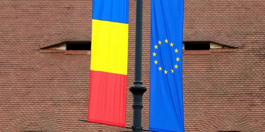 Die Flaggen Rumäniens und der Europäischen Union an einem Fahnenmast im Gipfelort Sibiu. Foto: Cristian Cristel/XinHua