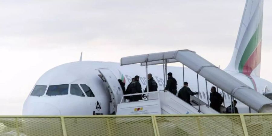 Abgelehnte Asylbewerber steigen am Baden-Airport in Rheinmünster während einer Sammelabschiebung in ein Flugzeug. Foto: Daniel Maurer/Archiv