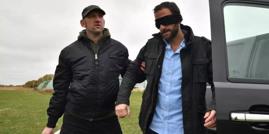 Eine der letzten Szenen: Hauptkommissar Henrik Mertens (Matthias Weidenhöfer, r) wird von Zochs Komplizen (Volker Wackermann, l) mit dem Lösegeld zum Übergabeort gebracht. Foto: Hardy Spitz/ZDF/