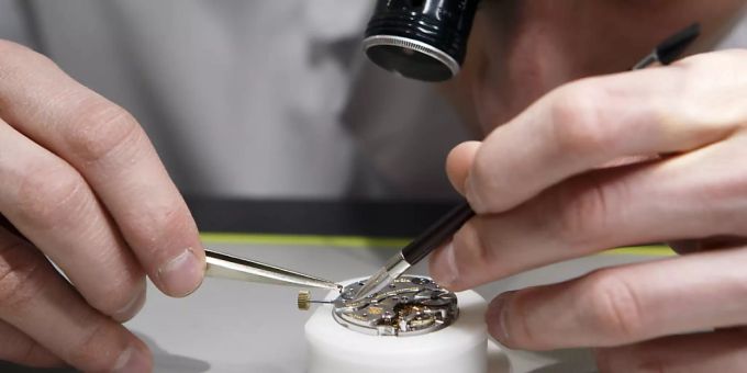 Der Aktionsplan Radium 2015–2023 wird vom Bundesrat positiv bewertet: 160 Ateliers wurden saniert und 250 mögliche Radium-Deponien identifiziert. (Symbolbild) Uhrenindustrie