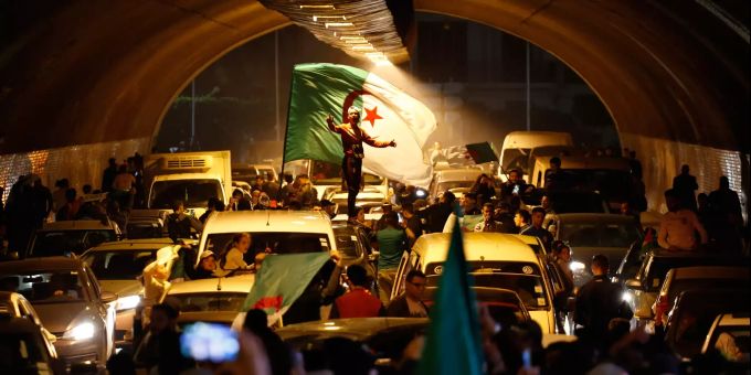 Menschen feiern, nachdem der algerische Präsident Bouteflika nach wochenlangen Protesten zurückgetreten ist. Nach Rücktritt algerischen Präsidenten