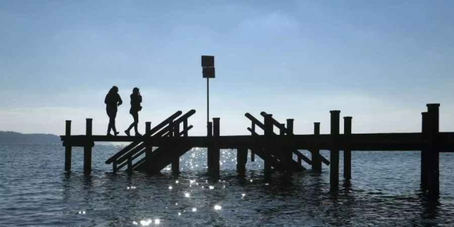 Zwei Frauen am Starnberger See