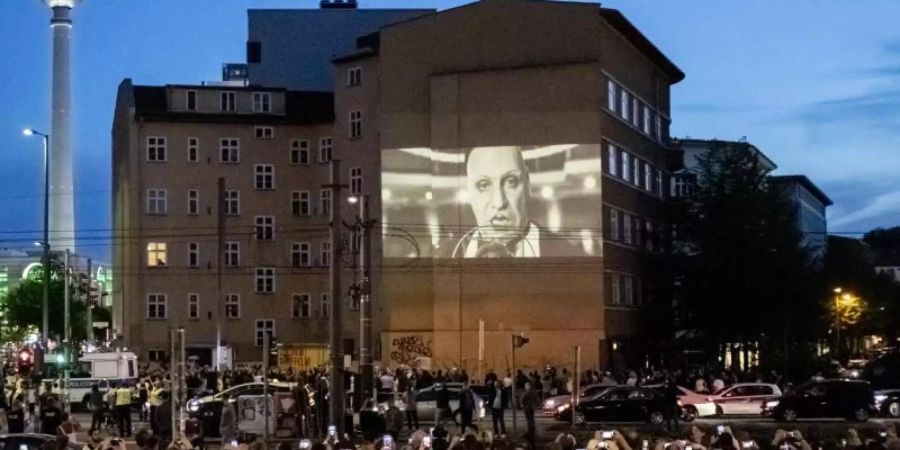 Fans schauen sich das Video zur Single «Radio» der Band Rammstein an der Ecke Torstrasse/Prenzlauer Allee an. Foto: Christoph Soeder