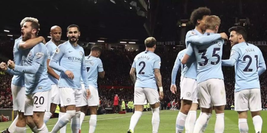 Die Spieler von Manchester City jubeln. Mit 2:0 besiegt das Team von Leroy Sané (3.v.r.) Manchester City. Foto: Jon Super/AP/dpa