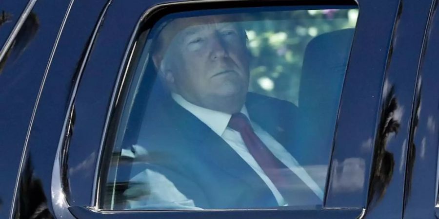 US-Präsident Donald Trump in der gepanzerten Präsidentenlimousine. Die Deutsche Bank soll einem US-Medienbericht zufolge Finanzunterlagen von US-Präsident Donald Trump an die Ermittlungsbehörden in New York übergeben haben. Foto: Pablo Martinez Monsivais/AP
