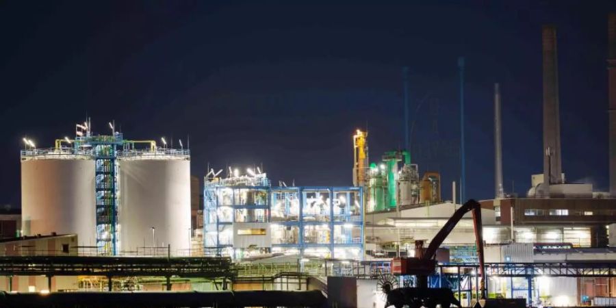 Das Licht am Bayer-Kreuz auf dem Gelände des Werkes in Leverkusen ist am Abend ausgeschaltet. Foto: Oliver Berg