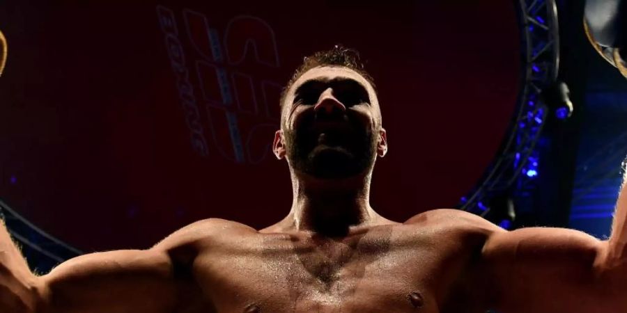 Dominic Bösel freut sich nach seinem Sieg über Timy Shala. Foto: Hendrik Schmidt