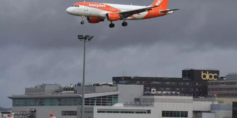 Ein Easyjet-Flugzeug kurz vor der Landung am Londoner Flughafen Gatwick. Foto: John Stillwell/PA Wire/dpa