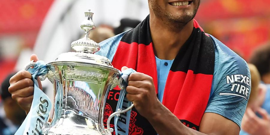 Vincent Kompany posiert am Samstag mit dem Cup-Pokal.