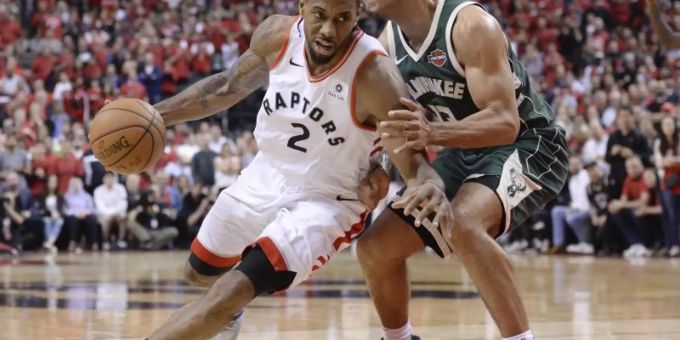 Kawhi Leonard (l) führte die Toronto Raptors zum Sieg. Foto: Nathan Denette/The Canadian Press/AP Kawhi Leonard (l) führte die Toronto Raptors zum Sieg. Foto: Nathan Denette/The Canadian Press/AP