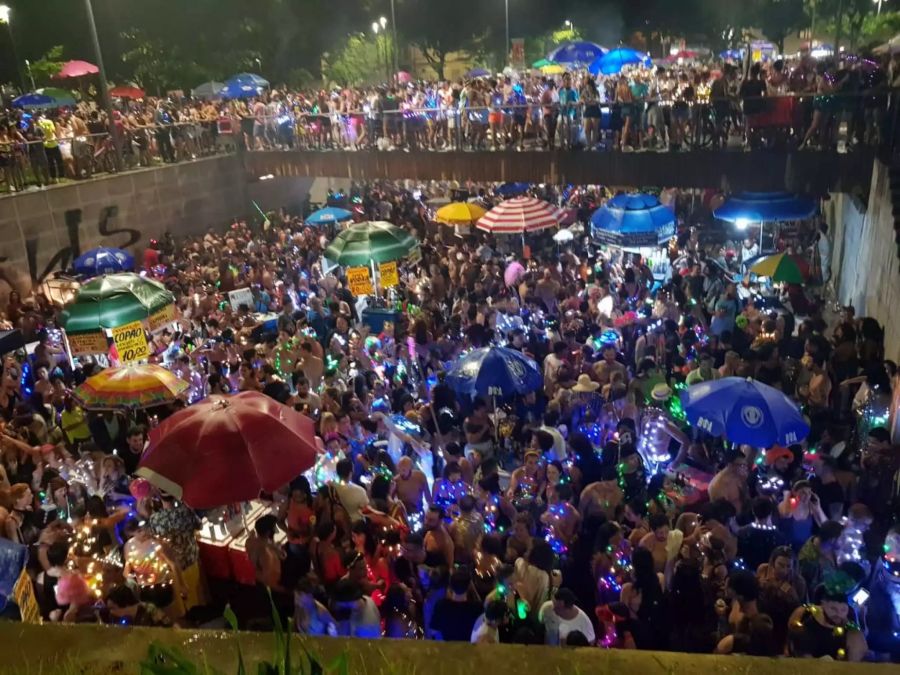 Eine Party am Strand. Die Sonnenschirme schützen auch vor Regen.