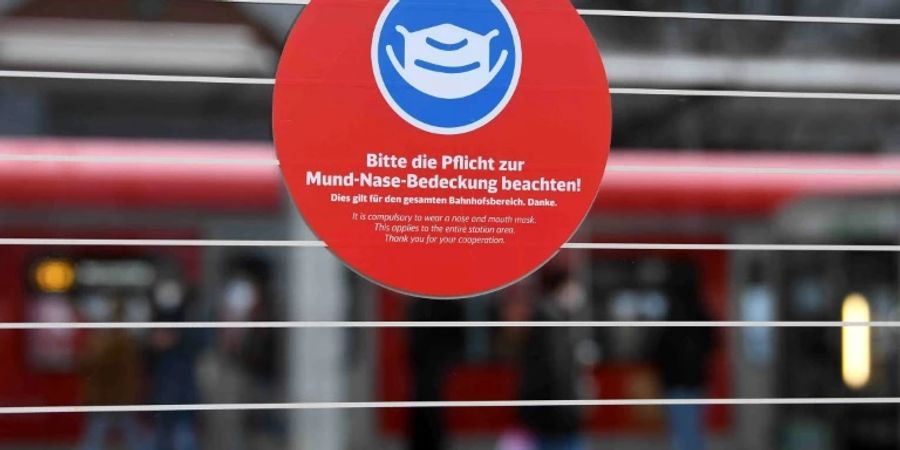 Hinweis zum Masketragen in einem Münchner Bahnhof