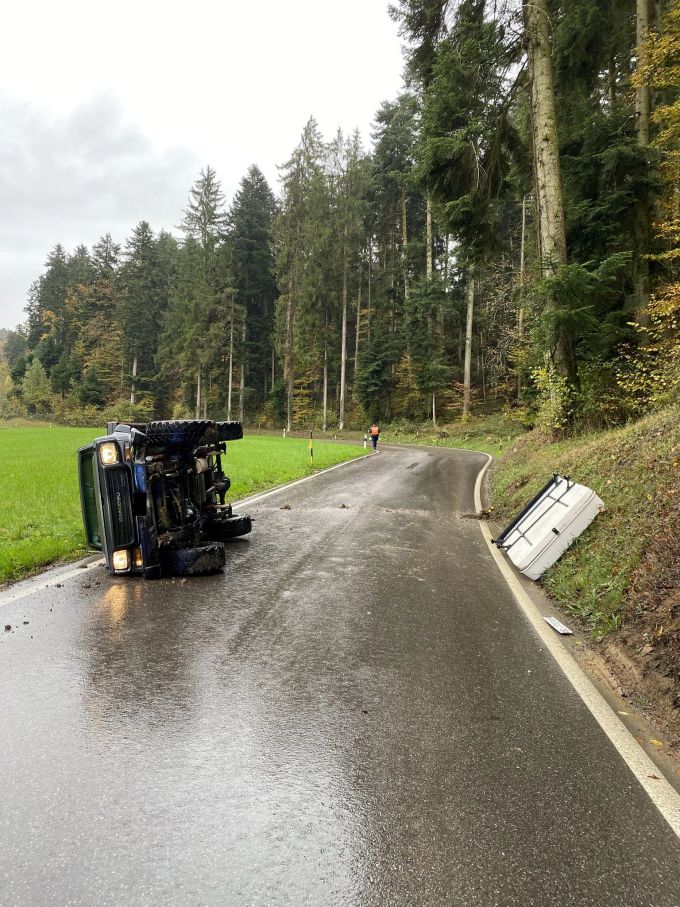 Am SUV entstand ein Sachschaden Am SUV entstand ein Sachschaden