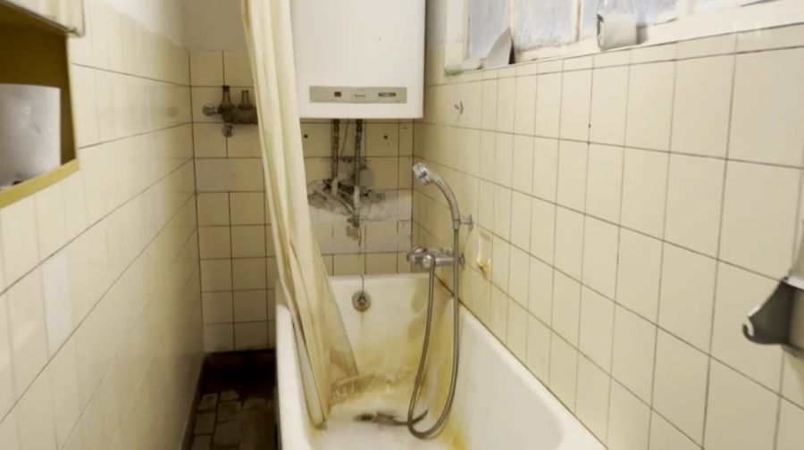 Das Badezimmer ist in schlechtem Zustand.