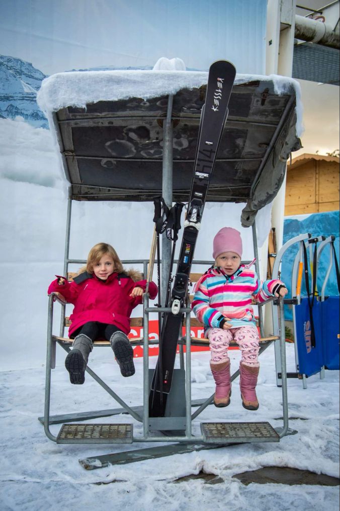 Livia und Céline aus Rapperswil-Jona posierten auf dem Skilift.