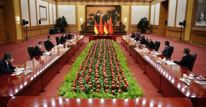 Die chinesische und deutsche Delegation sitzen beim Besuch von Kanzler Scholz weit auseinander. SCholz china