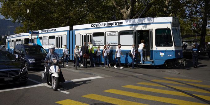 Als das Impftram in Zürich eröffnet wurde, war die Lage angespannt. Impftram