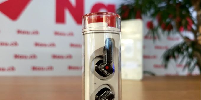 Das Case ist definitiv schön, in weissem und transparantem Plastik aber auch Schmutz- und Kratzeranfällig. Nothing Ear (stick)
