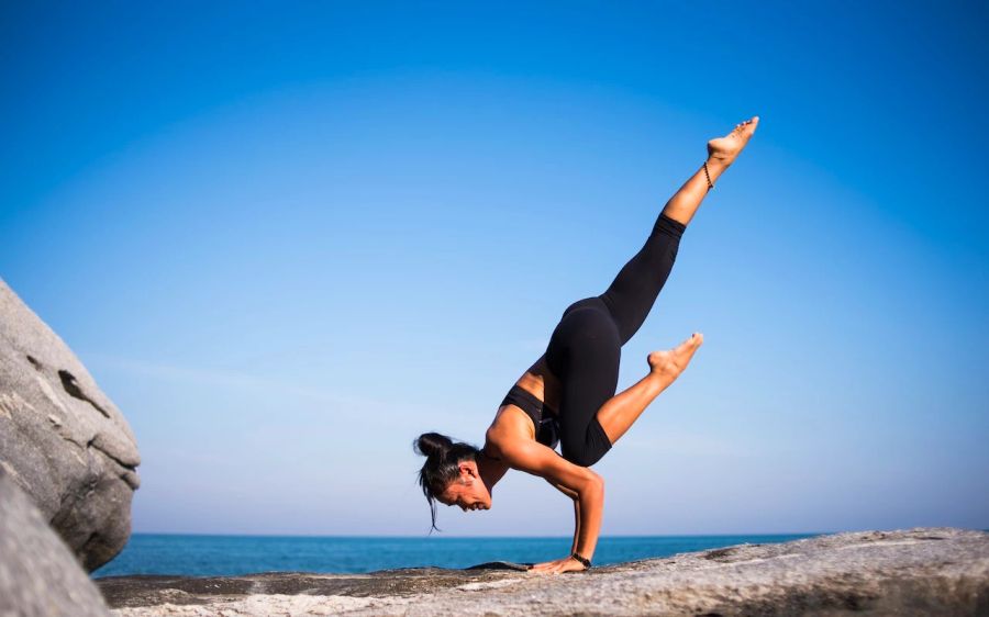 Frau macht Yoga